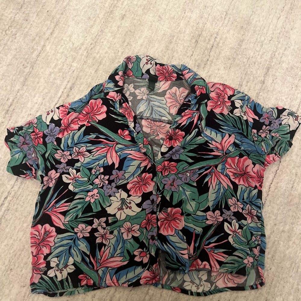 Adorable Hawaiian button down shirt